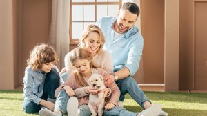 A presença de um pet em casa estimula empatia, responsabilidade e afeto nas crianças (Imagem: LightField Studios | Shutterstock)