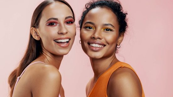 Para que a maquiagem dure o dia todo, é necessário preparar a pele e apostar em produtos de alta fixação (Imagem: ShotPrime Studio | Shutterstock)