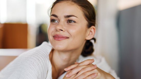 A maquiagem com pele natural, viço saudável, toque corado e luminosidade discreta é a grande tendência desta primavera (Imagem: ShotPrime Studio | Shutterstock)