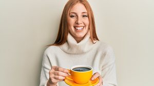 Beber café de forma saudável é possível, desde que seja combinado com práticas de higiene adequadas e moderação (Imagem: Krakenimages.com | Shutterstock)
