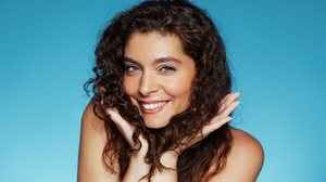 Os cabelos, no outono, precisam de uma rotina de cuidados adaptada à nova estação (Imagem: Prostock-studio | Shutterstock)