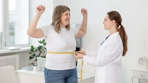 Emagrecer com saúde até o fim de ano é possível com escolhas simples e equilibradas (Imagem: New Africa | Shutterstock)