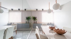 Persianas e telas solares tornam os ambientes mais aconchegantes e agradáveis (Projeto: Isabella Nalon arquitetura e interiores | Imagem: Julia Herman)