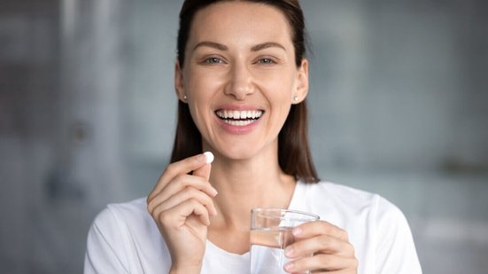 Quando consumidas na medida certa, as vitaminas fortalecem o corpo, mas em excesso podem causar problemas sérios (Imagem: fizkes| Shutterstock)