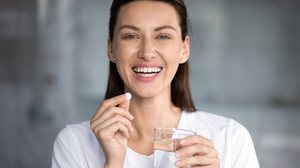 Quando consumidas na medida certa, as vitaminas fortalecem o corpo, mas em excesso podem causar problemas sérios (Imagem: fizkes| Shutterstock)