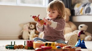 É importante adotar alguns cuidados com as crianças em casa nas férias (Imagem: PeopleImages.com - Yuri A | Shutterstock)