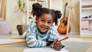 A prática de caligrafia fortalece habilidades cognitivas e motoras (Imagem: SeventyFour | Shutterstock)