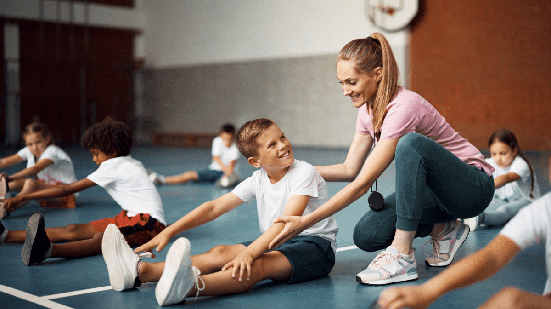 Crianças com asma também podem praticar atividade física com segurança (Imagem: Drazen Zigic | Shutterstock)