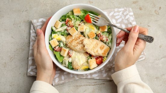 As proteínas devem fazer parte de uma alimentação equilibrada (Imagem: New Africa | Shutterstock)