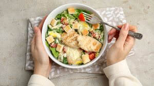 As proteínas devem fazer parte de uma alimentação equilibrada (Imagem: New Africa | Shutterstock)