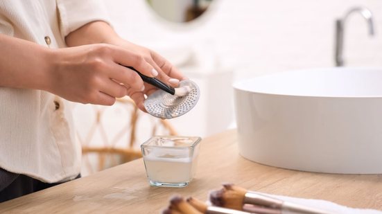 O cuidado com a limpeza dos produtos de maquiagem deve fazer parte da rotina (Imagem: Pixel-Shot | Shutterstock)