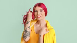 Cabelos coloridos exigem atenção para manter a cor vibrante (Imagem: Pixel-Shot | Shutterstock)