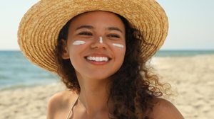 Os cuidados com a pele devem ser redobrados no calor (Imagem: New Africa | Shutterstock)