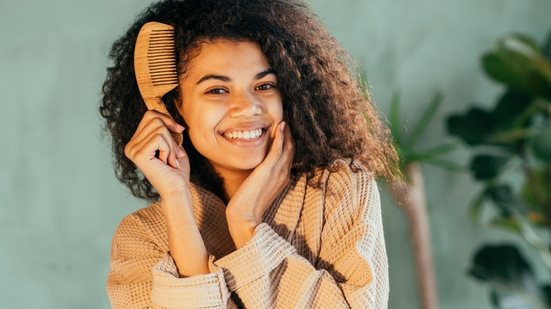 A transição capilar demanda alguns cuidados com os cabelos (Imagem: Iryna Inshyna | Shutterstock)