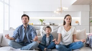 Atitudes simples mantêm o equilíbrio emocional durante as férias escolares (Imagem: Aleksandr Medvedkov | Shutterstock)