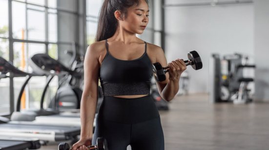 É possível melhorar o ganho de massa muscular após os 30 anos (Imagem: Sarayut Sridee | Shutterstock)