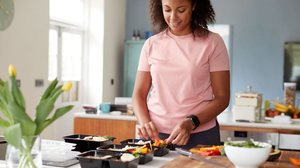 As marmitas trazem praticidade para o dia a dia (Imagem: Monkey Business Images | Shutterstock)