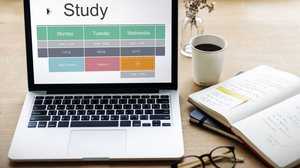 Um cronograma de estudos bem elaborado ajuda a manter a constância e a tranquilidade na preparação (Imagem: Rawpixel.com | Shutterstock)