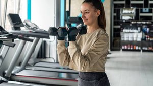 Busca por aulas de musculação registra aumento expressivo entre as mulheres (Imagem: RomanR | Shutterstock)