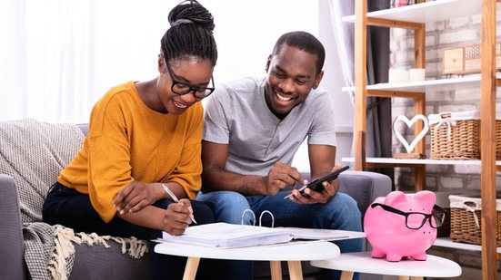 Muitos brasileiros buscam a previdência privada para garantir mais tranquilidade no futuro (Imagem: Andrey_Popov | Shutterstock)