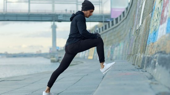 Durante o inverno, manter uma rotina de exercícios físicos é ainda mais essencial (Imagem: Dean Drobot | Shutterstock)