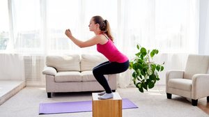 Praticar exercícios físicos durante as férias mantém o bem-estar físico e mental (Imagem: Mirage_studio | Shutterstock)