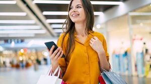 É necessário planejamento para realizar as compras do Dia das Mães sem se endividar (Imagem: My Ocean Production | Shutterstock)