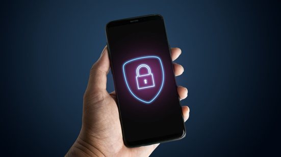 Medidas simples podem ajudar a proteger os dados no celular em caso de furto ou roubo (Imagem: dednuel images | Shutterstock)