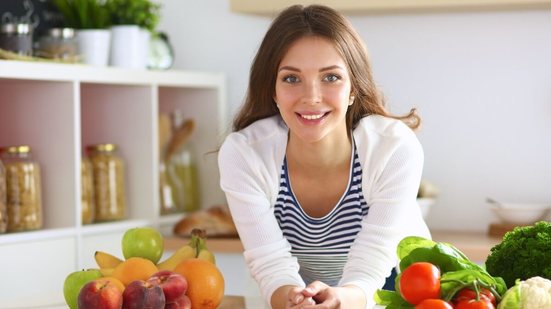 Frutas, verduras e legumes da estação ganham destaque durante a primavera (Imagem: lenetstan | Shutterstock)
