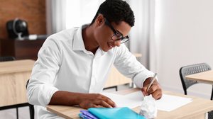 Definir o que priorizar nos estudos é essencial para ter um bom resultado, especialmente nas questões de exatas (Imagem: Pixel-Shot | Shutterstock)