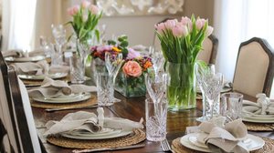 É possível trazer a energia da primavera para a decoração da mesa posta (Imagem: AMYNOGAI | Shutterstock)