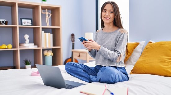 Estratégias simples transformam as redes sociais em poderosas aliadas para os estudos (Imagem: Krakenimages.com | Shutterstock)