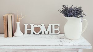 As placas com frases ou palavras têm sido elementos muito presentes na decoração dos ambientes nos últimos anos (Imagem: Alena Ozerova | Shutterstock)