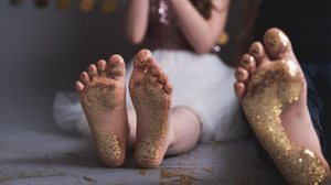 Cuidados simples evitam desconfortos e lesões nos pés durante o Carnaval (Imagem: Cavan-Images | Shutterstock)