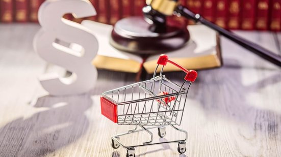 Saber os direitos do consumidor pode fazer a diferença na hora de resolver problemas nas compras  (Imagem: Daniel Jedzura | Shutterstock)