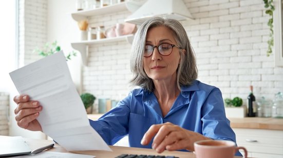 Guardar alguns documentos é essencial para garantir os seus direitos de aposentadoria (Imagem: Ground Picture | Shutterstock)