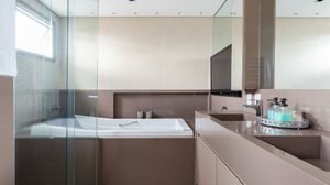 É possível transformar o banheiro em um ambiente prático e inspirador (Projeto: Dantas & Passos Arquitetura | Imagem: Maura Mello)