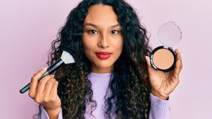 A maquiagem no inverno exige alguns cuidados (Imagem: Krakenimages.com | Shutterstock)