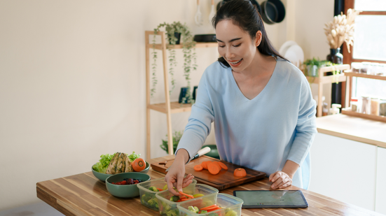 Hábitos alimentares sustentáveis começam com escolhas simples e planejamento (Imagem: iJeab | Shutterstock)