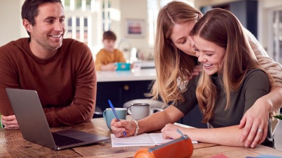 A família pode ajudar a manter a saúde mental e o bom desempenho dos adolescentes para o vestibular (Imagem: Monkey Business Images | Shutterstock)
