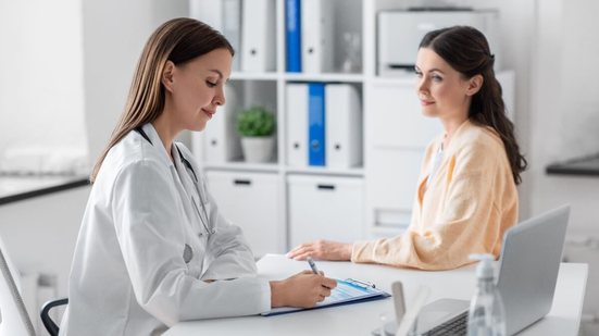 Sintomas persistentes ou inesperados merecem atenção e avaliação profissional adequada (Imagem: Syda Productions | Shutterstock)