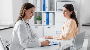 Sintomas persistentes ou inesperados merecem atenção e avaliação profissional adequada (Imagem: Syda Productions | Shutterstock)