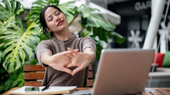 O uso prolongado do computador pode causar dores nos dedos, mãos e punhos (Imagem: BongkarnGraphic | Shutterstock)