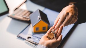 Analisar cada detalhe com atenção evita surpresas desagradáveis após à compra (Imagem: Daenin | Shutterstock)