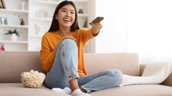 Os filmes ajudam a desenvolver o pensamento crítico do aluno (Imagem: Prostock-studio | Shutterstock)