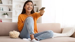 Os filmes ajudam a desenvolver o pensamento crítico do aluno (Imagem: Prostock-studio | Shutterstock)