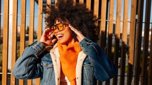 Apostar em upcycling, sobreposições e texturas leves cria looks confortáveis, estilosos e adaptáveis a qualquer temperatura (Imagem: alvan.ph | Shutterstock)