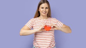 É importante se atentar à saúde do coração mesmo nas férias (Imagem: Khosro | Shutterstock)