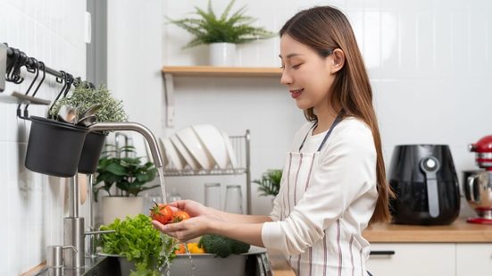 Hábitos na cozinha podem abrir portas para a contaminação alimentar (Imagem: Pormezz | Shutterstock)