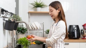 Hábitos na cozinha podem abrir portas para a contaminação alimentar (Imagem: Pormezz | Shutterstock)